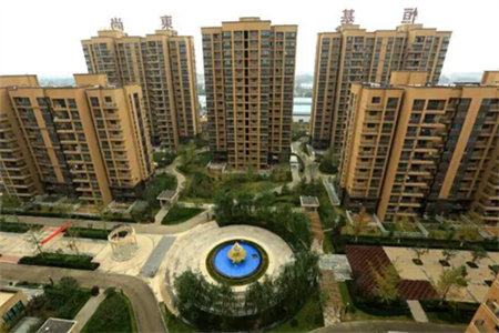 绿城三楼132平三室带车位储藏室145万可按揭